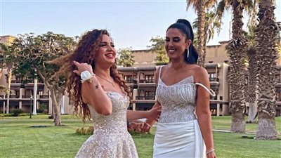 رنا رئيس ترد على انتقادات ارتدائها فستانًا باللون الأبيض في زفاف شقيقتها (صور)