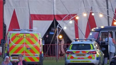 سقوط لاعبة أرجوحة بالسيرك من مسافة 30 قدمًا في بريطانيا