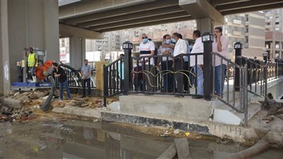 محافظ الجيزة يتابع أعمال إصلاح كسر خط مياه بطريق المريوطية (صور)
