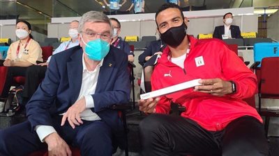 رئيس اللجنة الأولمبية الدولية يكرم عمر عصر