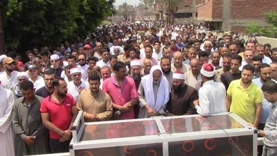 تشييع جثمان الشيخ محمد حسن الفردي بعد وفاته أثناء تلاوة القرآن بالشرقية