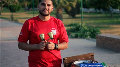 طالب جامعي يبيع القهوة على دراجة متحركة: 