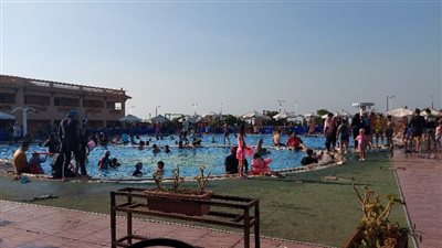 إقبال من المصطافين على حمامات السباحة والقرى السياحية في العطلة الأسبوعية ببورسعيد (صور وفيديو) 