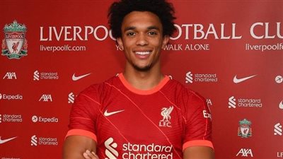 ليفربول يعلن تجديد عقد أرنولد رسميًّا