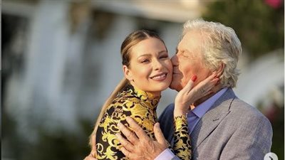 قبلات رومانسية تجمع حسين فهمي باللبنانية باميلا الكيك (صور)