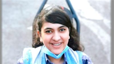 الطالبة شهد القط تهدي فوزها بجائزة 