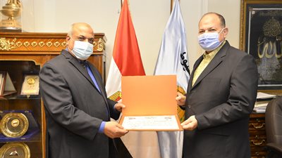 محافظ أسيوط يكرم مدير منطقة هيئة الأبنية التعليمية