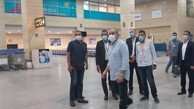 وزير الطيران المدني يتابع حركة التشغيل بمطار برج العرب الدولي