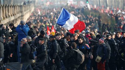 إصلاحات ماكرون تثير غضب النقابات العمالية في فرنسا وتنذر بـ