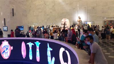 المتحف القومي للحضارة المصرية يشهد إقبالا كثيفًا من الزائرين 