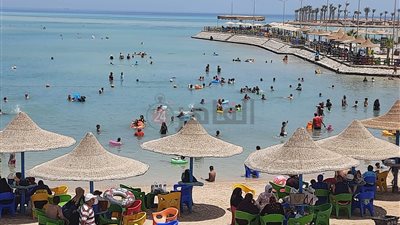 توافد المصطافين على شواطئ الغردقة هربًا من ارتفاع درجات الحرارة (صور)