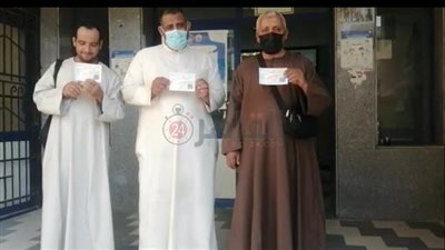 المصريون الراغبون في السفر يتسلمون الشهادات المعتمدة من مراكز الصحة (فيديو)