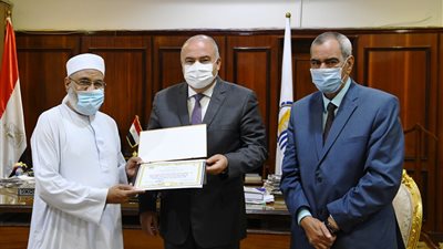 محافظ قنا يكرم مسئولي الجمعية الشرعية لتقديمهما مليون جنيه مساعدات خيرية