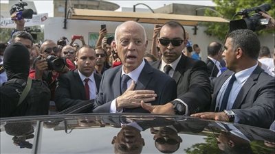 جولة مفاجئة للرئيس التونسي في شارع الحبيب بورقيبة وسط هتافات مؤيدة (فيديو)