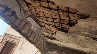 إخلاء عقار من السكان بسبب انهيار أجزاء بإحدى الغرف في المنصورة 