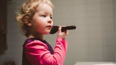  أبرزها تورم الجلد.. أضرار وضع الأطفال للمكياج