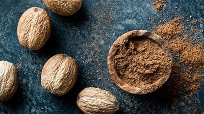  تسبب تليف للكبد وتشنج للجسم.. 4 أضرار لاستخدام جوزة الطيب.