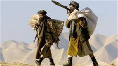 كيف أعدم المجاهدون الأفغان رجلًا بوسائل متعددة في نفس الوقت بسبب خيانته؟ (فيديو)