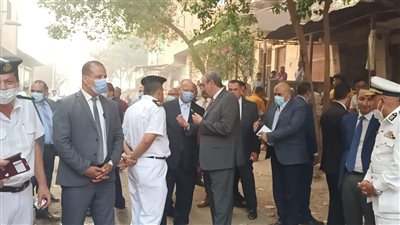 محافظ القاهرة يتفقد حريقا نشب أمام نادى طلائع الفرسان بمصر القديمة 