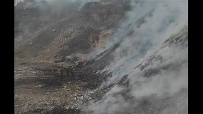 انطفأ اللهب وظل الدخان.. لقطات من السيطرة على حريق إسطبل عنتر (فيديو)