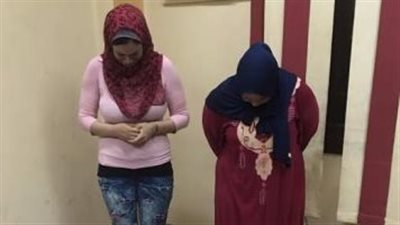 ضبط فتاتين بعد التنمر والاعتداء على رجل في 