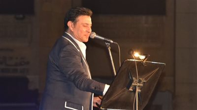 هاني شاكر يبدأ حفل دار الأوبرا المصرية بأغنية 