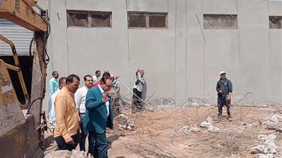 رئيس مركز ملوي بالمنيا يتابع سير عمل مشروعات حياة كريمة