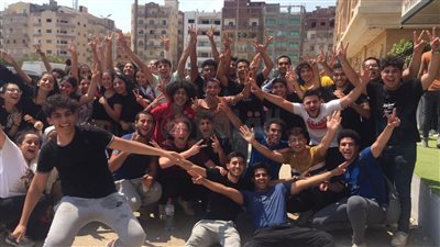 بالحلوى والألعاب النارية.. طلاب الثانوية العامة يحتفلون بانتهاء الامتحانات في الإسماعيلية 