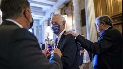 بايدن يواجه ردود فعل متباينة عقب تخصيص الكونجرس ترليون دولار لتطوير الطرق والكباري