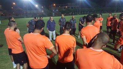 عضو مجلس إدارة المقاولون العرب يعقد جلسة تحفيزية مع اللاعبين