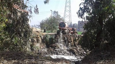 جرار كسح يُلقي مياه صرف صحي في ترعة بالشرقية.. وتحرك من المسؤولين (صور)