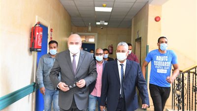 محافظ قنا يستجيب لشكوى سيدة.. ويصطحبها بسيارته إلى المستشفى الجامعي