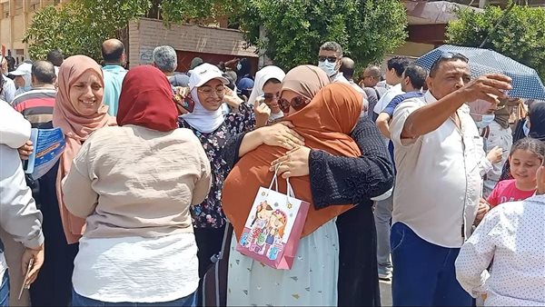 استقبال الطلاب بالورود