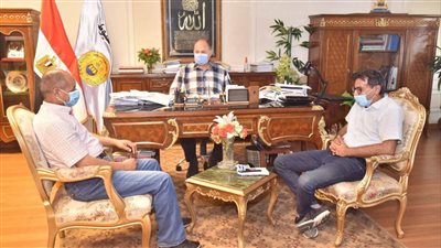 محافظ أسيوط يبحث تذليل العقبات لتنفيذ مشروعات الصرف الصحي بقرى 