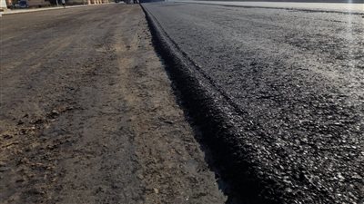 استمرار أعمال رصف عدد من الطرق ببورسعيد (صور) 