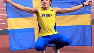 السويدي أرماند دوبلانتيس يفوز بذهبية القفز بالزانة في أولمبياد طوكيو