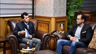 وزير الشباب والرياضة يلتقي رئيس شركة استادات