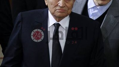 شاب كويتى من الأسرة المالكة يهنئ مبارك بعيد ميلاده الـ91 (صورة)