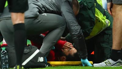 شاهد.. إصابة محمد صلاح بعد اصطدامه بحارس مرمى نيوكاسل (صور وفيديو)