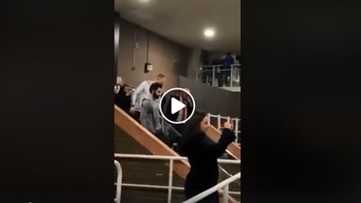 شاهد.. محمد صلاح خارج على قدميه وسط تحية جماهير ليفربول رغم الإصابة (فيديو)