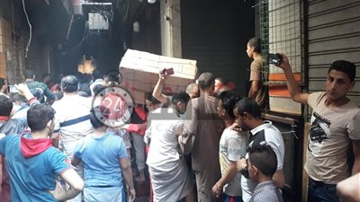 الحماية المدنية تطالب تجار الموسكي بإخلاء محلاتهم من البضائع (صور وفيديو)