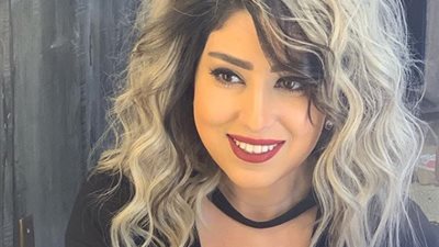 آيتن عامر تشارك جمهورها أغنية مسلسلها الإذاعي “مع كامل احترامي” (فيديو)