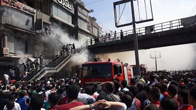 بـ”الله أكبر”.. مواطنو حارة اليهود يساندون الحماية المدنية لإخماد حريق الموسكي (فيديو)