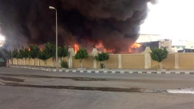 حريق هائل في مصانع أدوات دراسية يتسبب في خسائر فادحة (صور)