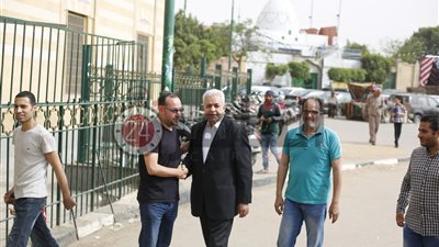 حمدين صباحي وكمال أبو عيطة أبرز حضور جنازة حنان كمال بالسيدة نفيسة (صور)