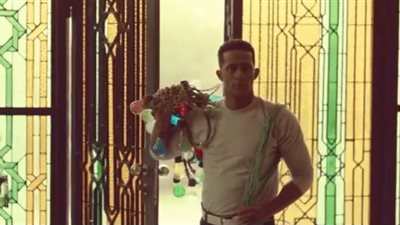 مسلسل زلزال الحلقة 2.. عبد الرحيم كمال يؤكد على موهبته في كتابة “الحكاوي” (صور)