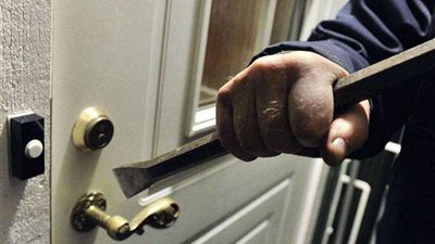 لص يستغل انشغال حارس مدرسة بالصلاة ويسرق أوراق امتحانات الثانوية بسوهاج (فيديو)