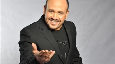 هشام عباس: “أكره الأغاني الحزينة وغناء التترات دا رزق من عند ربنا”