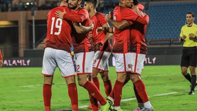 القنوات الناقلة والتشكيل الرسمي في مباراة الأهلى وسموحة في الدوري المصري.. بث مباشر