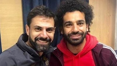 الشاعر أمير طعيمة يتضامن مع محمد صلاح في حملة “لا للتدخين” (صورة)